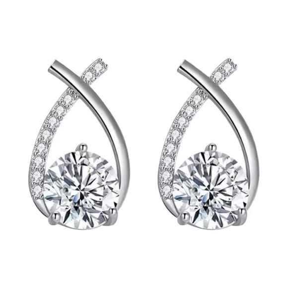 Jewelry - Beautiful silver diamond stud earrings new